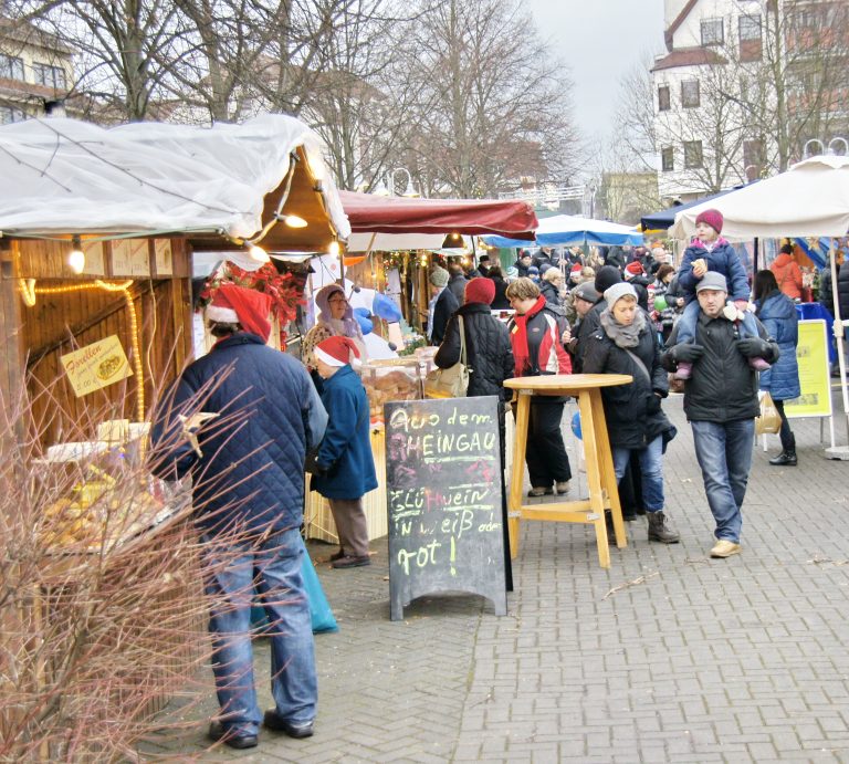 Budenzauber vorm Rathaus zum 30. Karbener Weihnachtsmarkt
